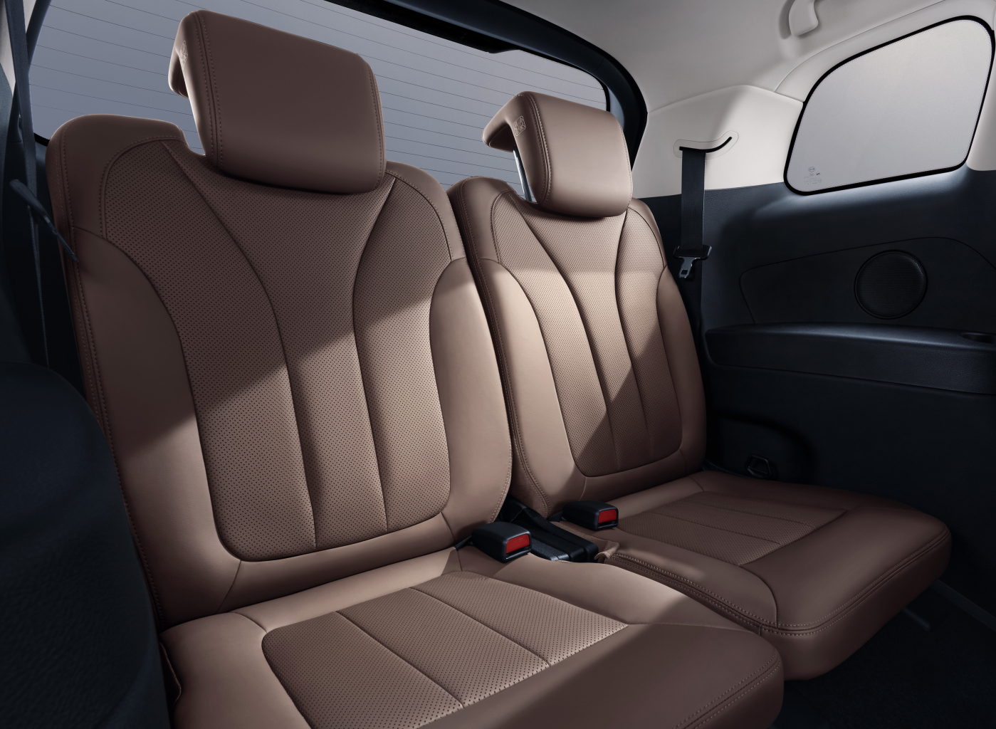 Hàng ghế thứ 3 BYD M6 rộng rãi, êm ái